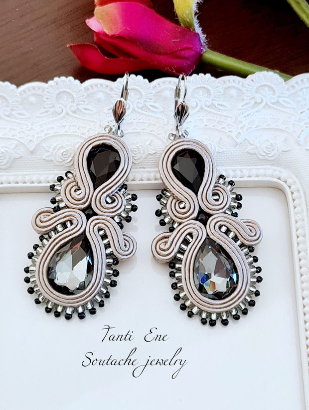 Cercei gri cu cristale fumurii, Cercei soutache