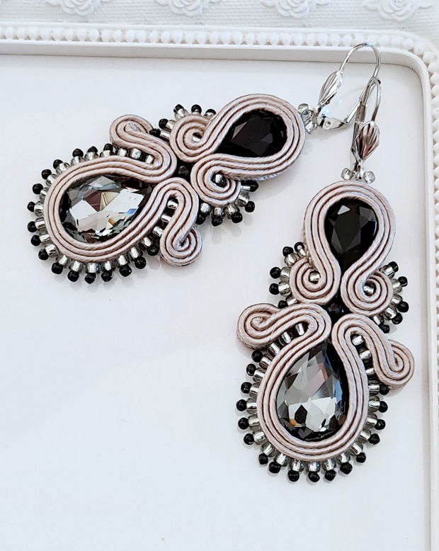 Cercei gri cu cristale fumurii, Cercei soutache