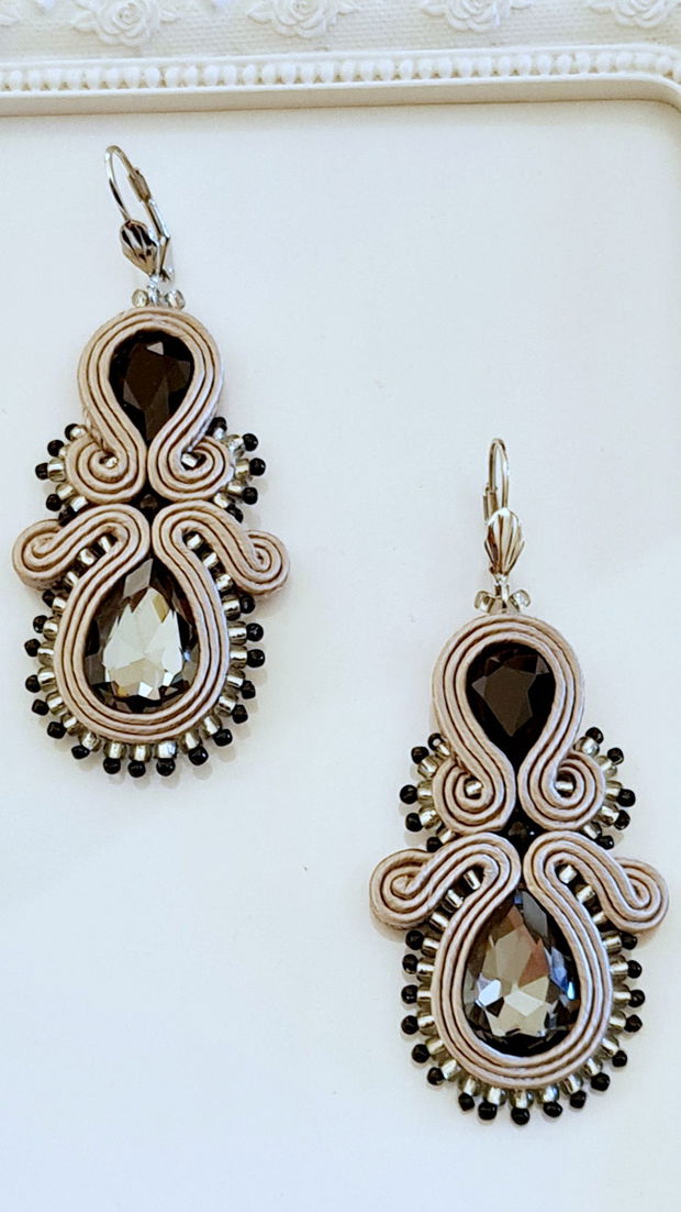 Cercei gri cu cristale fumurii, Cercei soutache