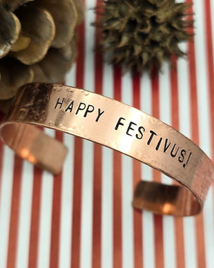 Brățară HAPPY FESTIVUS din alama sau cupru texturat