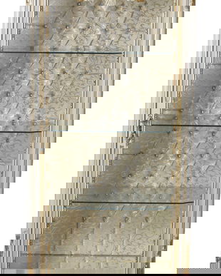 Vitrina baroc din lemn masiv alb cu decoratiuni din alama