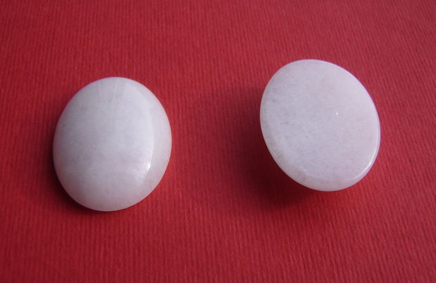 Jad alb cabochon aprox 30x22x7 mm