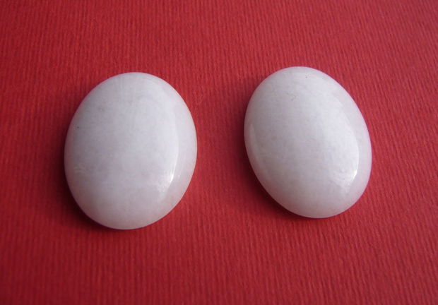 Jad alb cabochon aprox 30x22x7 mm