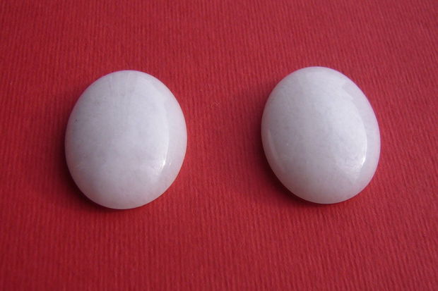 Jad alb cabochon aprox 30x22x7 mm