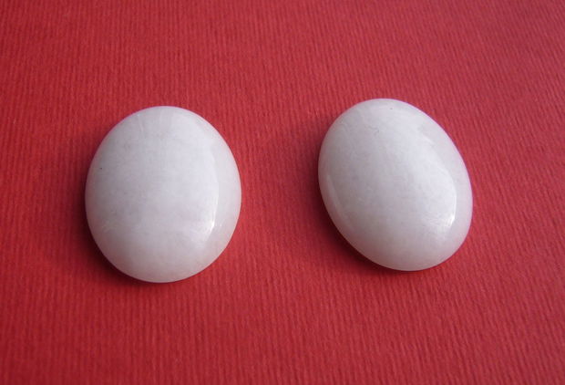 Jad alb cabochon aprox 30x22x7 mm