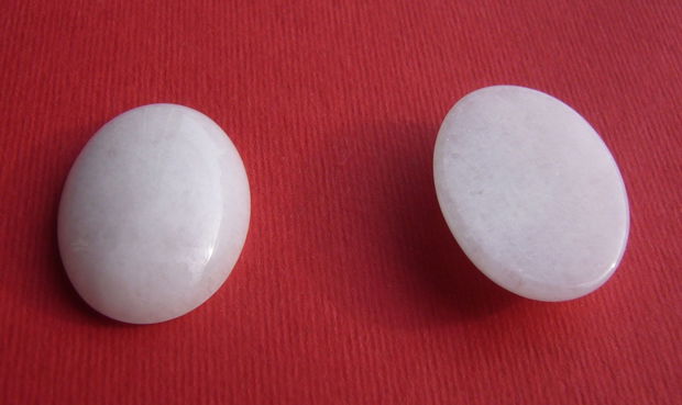 Jad alb cabochon aprox 30x22x7 mm