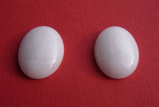 Jad alb cabochon aprox 30x22x7 mm