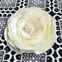 Brosa floare ivorie satin cristale si perle 12 cm