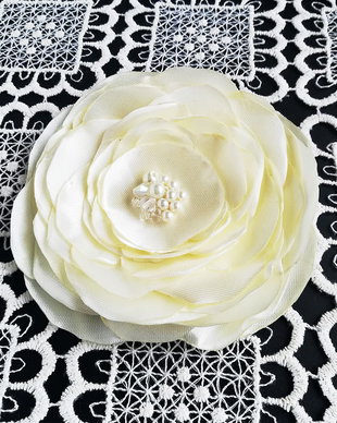 Brosa floare ivorie satin cristale si perle 11 cm