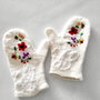 Manusi impaslite, accesorizate cu motiv floral