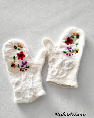 Manusi impaslite, accesorizate cu motiv floral