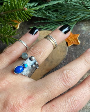 Inel reglabil, lat, din argint 925 reticulat, partial oxidat, cu pietre de lapis lazuli, opal de sinteza si labradorit