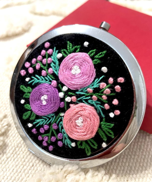 Oglinda dubla cu aplicatie de broderie manuala