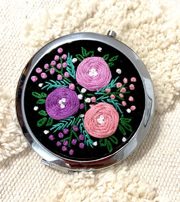 Oglinda dubla cu aplicatie de broderie manuala