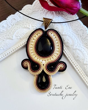 Pandantiv cu onix, Pandantiv soutache