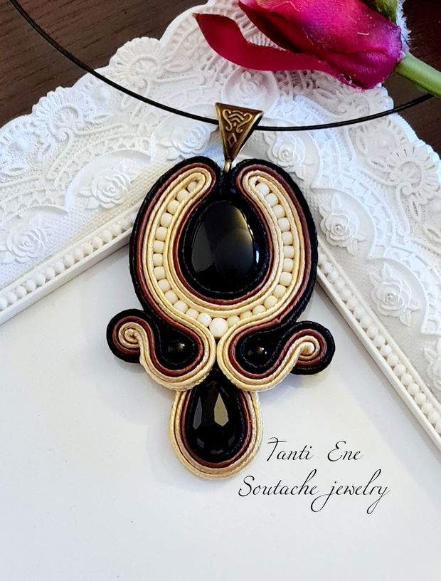 Pandantiv cu onix, Pandantiv soutache