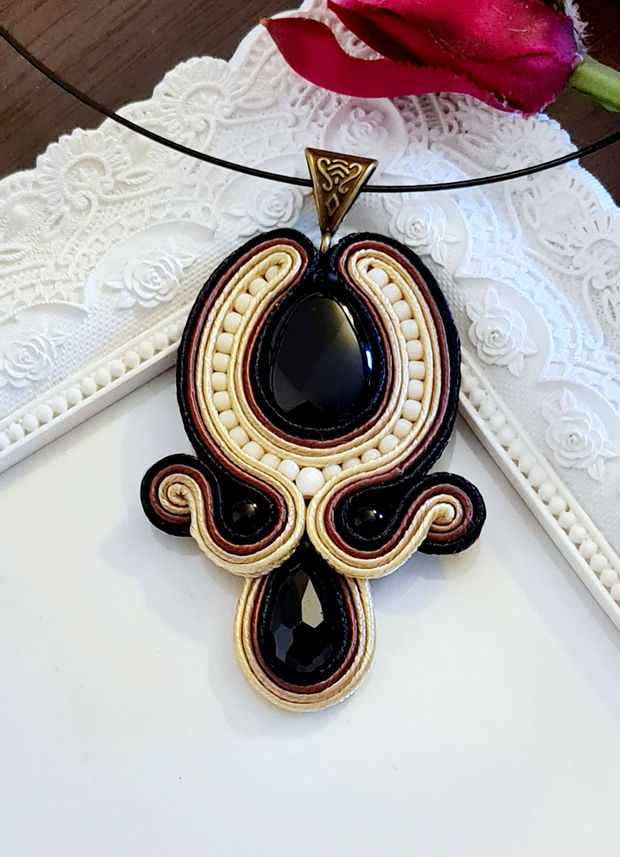 Pandantiv cu onix, Pandantiv soutache