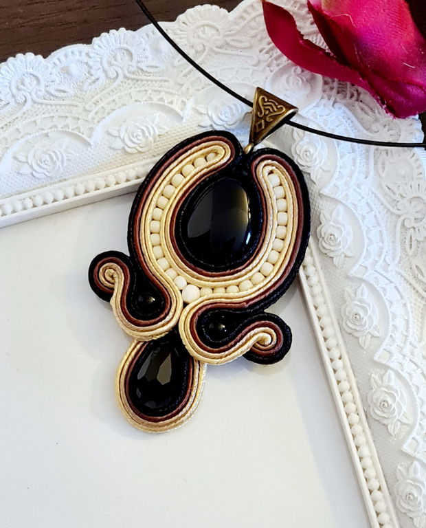 Pandantiv cu onix, Pandantiv soutache