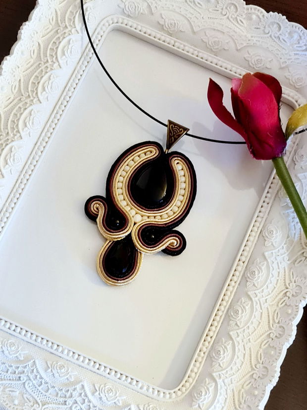 Pandantiv cu onix, Pandantiv soutache