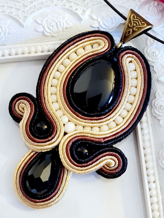 Pandantiv cu onix, Pandantiv soutache