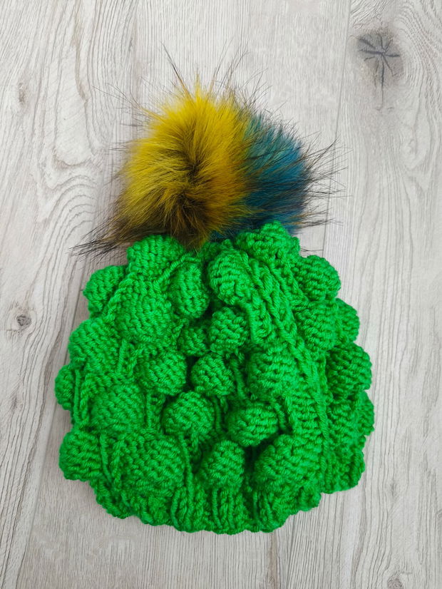 Caciula verde cu pompon multicolor