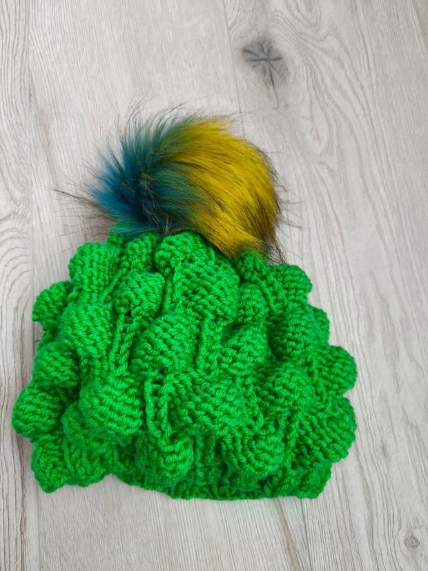 Caciula verde cu pompon multicolor