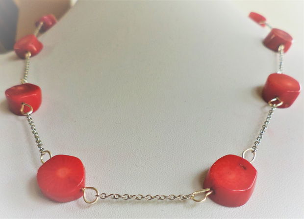 Colier handmade cu margele din coral