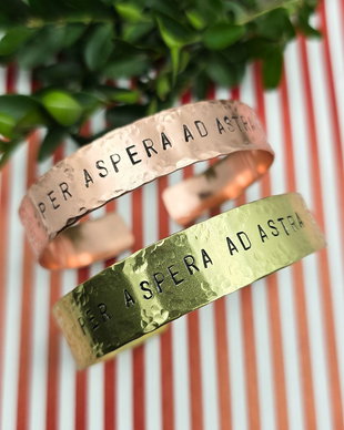 Brățară PER ASPERA AD ASTRA din alama sau cupru texturat