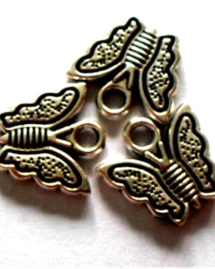 Charm metalic fluture cu model argintiu