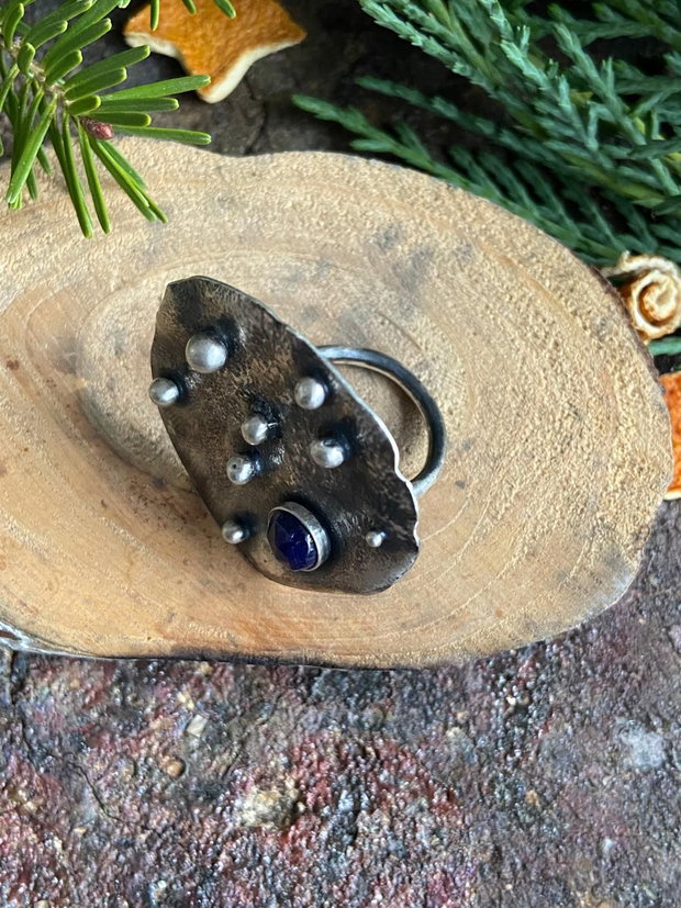 Inel reglabil, supradimenisonat, din argint 925, bobite si radacina de safir fatetat