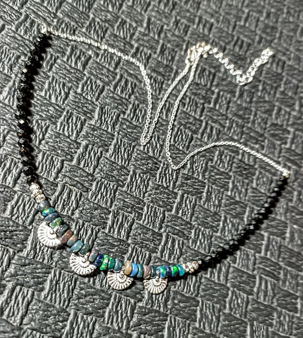 Rezervat Colier argint opal de foc etiopian negru turmalina neagra charm argint evantai lant argint minimalist boho chic trendy - Transport gratuit