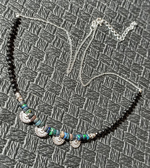 Rezervat Colier argint opal de foc etiopian negru turmalina neagra charm argint evantai lant argint minimalist boho chic trendy - Transport gratuit
