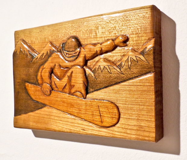 sculptura snowboarder peisaj montan