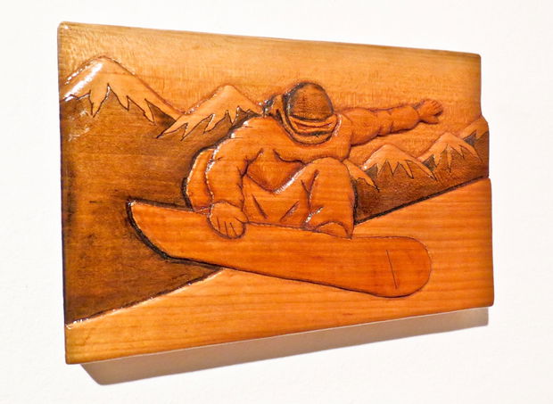 sculptura snowboarder peisaj montan