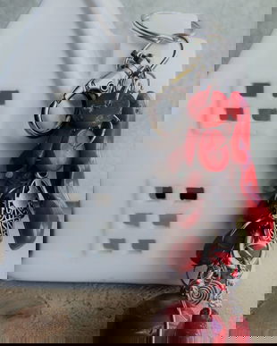 Breloc handmade cu diferite margele din coral