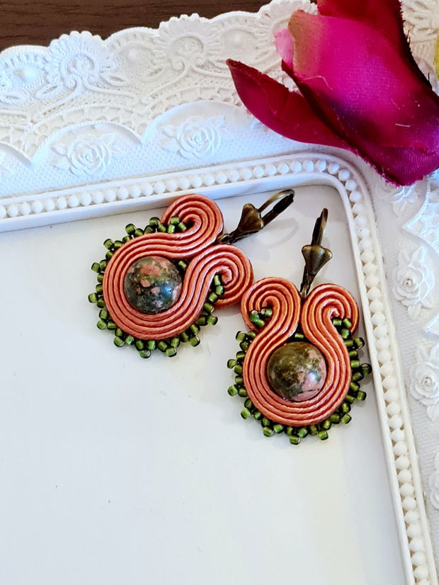 Cercei soutache cu unakit