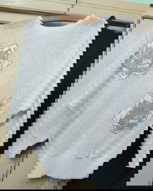 Pulover cu maneci " fluture, " alb si argintiu