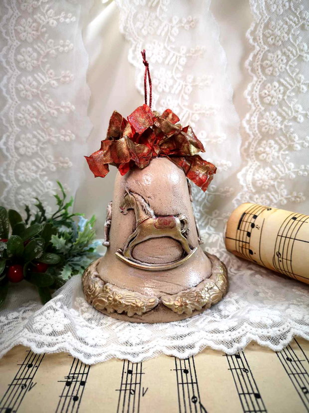 Decoratiune in forma de clopot cu caluti