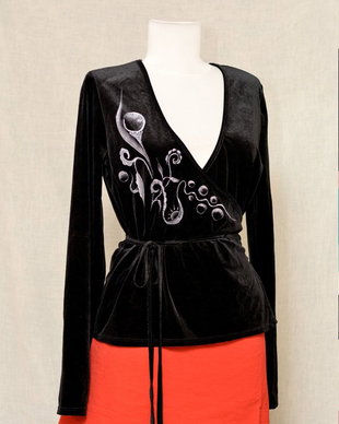 Bluza de catifea neagra, pictata manual, unicat