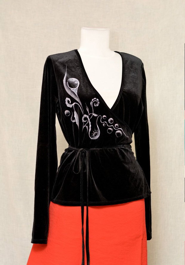 Bluza de catifea neagra, pictata manual, unicat