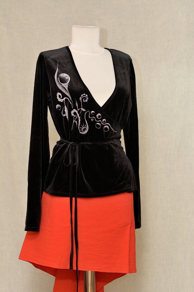 Bluza de catifea neagra, pictata manual, unicat