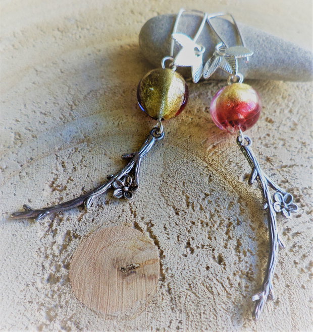 Cercei handmade din margele lampwork si charm-uri din aliaj tibetan