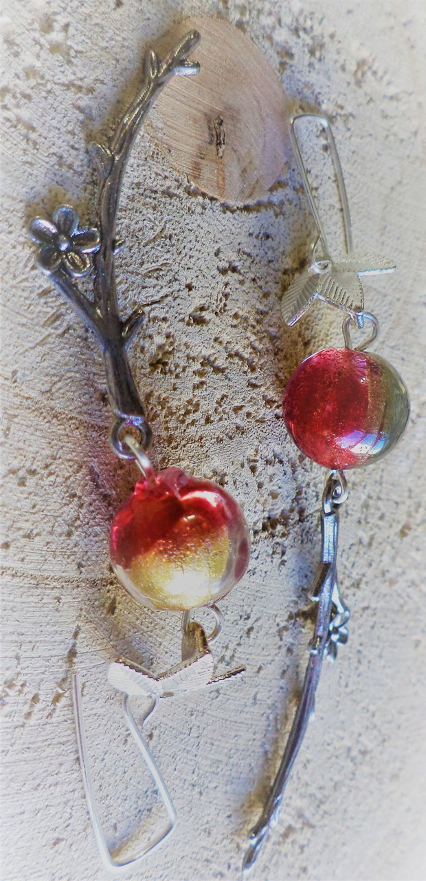 Cercei handmade din margele lampwork si charm-uri din aliaj tibetan