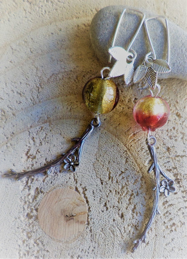 Cercei handmade din margele lampwork si charm-uri din aliaj tibetan