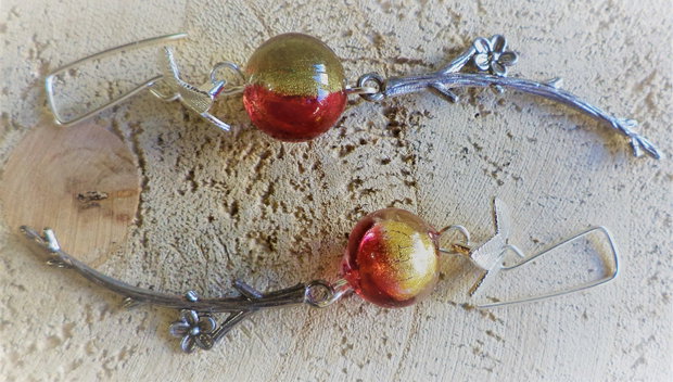 Cercei handmade din margele lampwork si charm-uri din aliaj tibetan