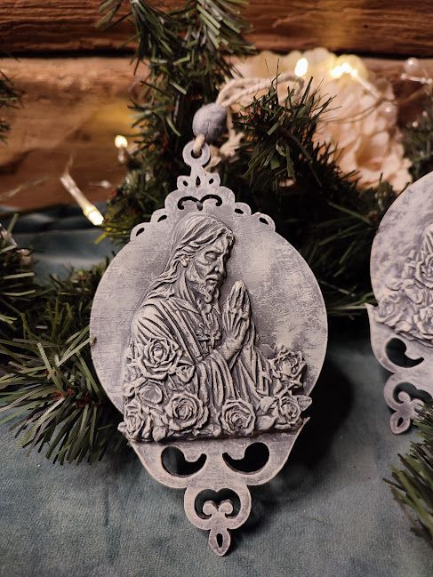 Set de doua decoratiuni cu tematica religioasa