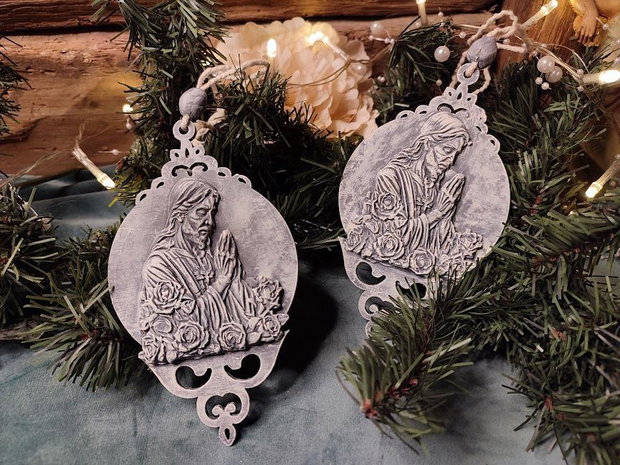 Set de doua decoratiuni cu tematica religioasa