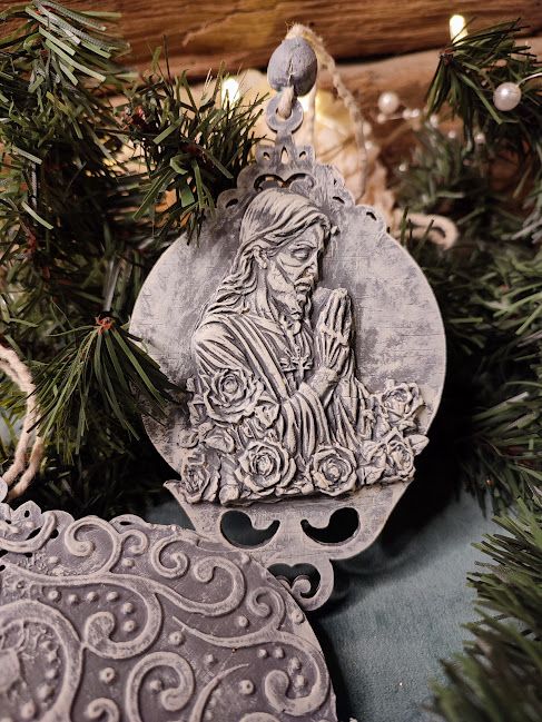 Set de doua decoratiuni cu tematica religioasa