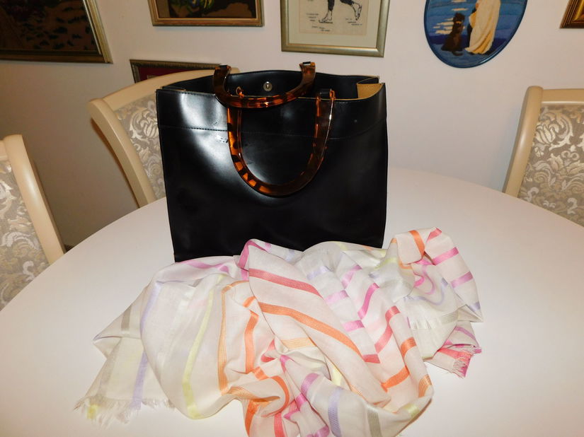 Geanta vintage  piele ,anii 60 ,  tip shopper , minere bachelita,   esarfa noua  Esprit , cadou