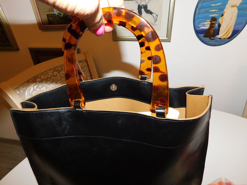 Geanta vintage  piele ,anii 60 ,  tip shopper , minere bachelita,   esarfa noua  Esprit , cadou